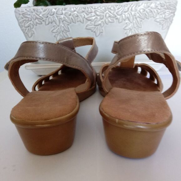 Easy Spirit Leather Metallic Tan 1.5” Sandals - Picture 3 of 7